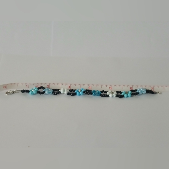 Elegant Beaded Bracelet in Blue and Black - Picture 5 of 5
